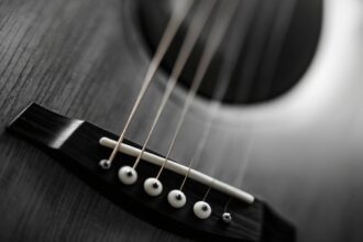 A gitár húrjainak hangzása álmainkban a zene és az érzelmek összekapcsolódását jelzi.