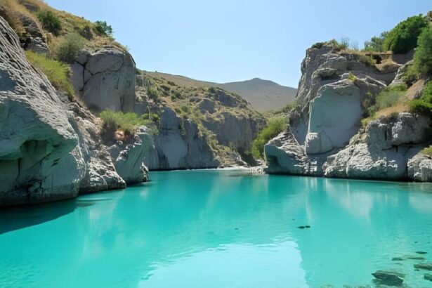 Az álombeli lagúna nyugalmat és békét sugall, a tiszta víz és a sziklák harmóniája a belső egyensúly keresésére utal.