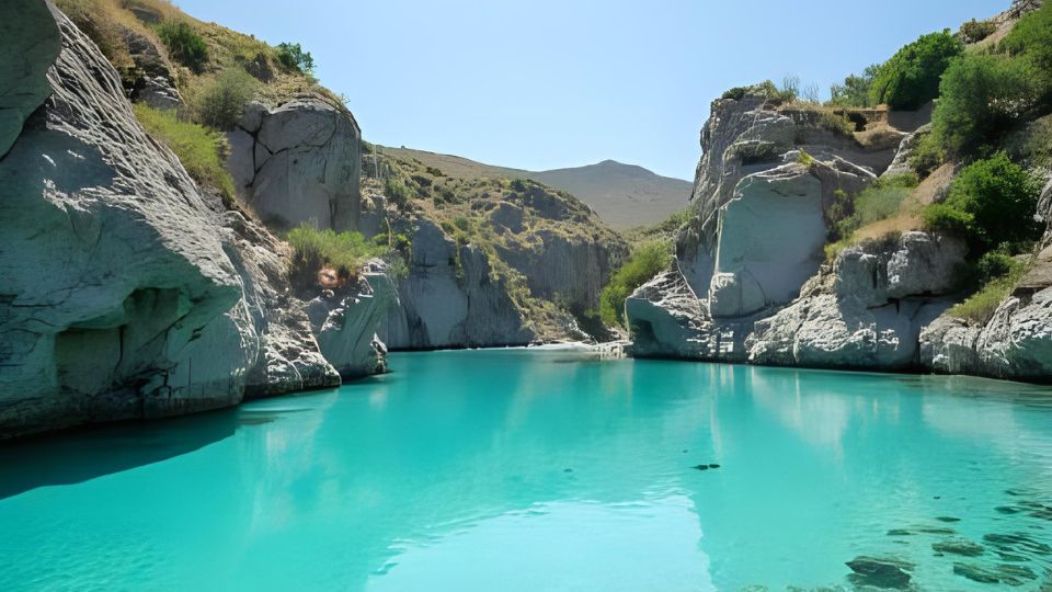 Az álombeli lagúna nyugalmat és békét sugall, a tiszta víz és a sziklák harmóniája a belső egyensúly keresésére utal.